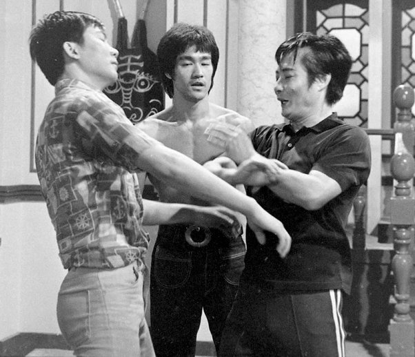 De nog jonge Wong Shun Leung op de set met Bruce Lee